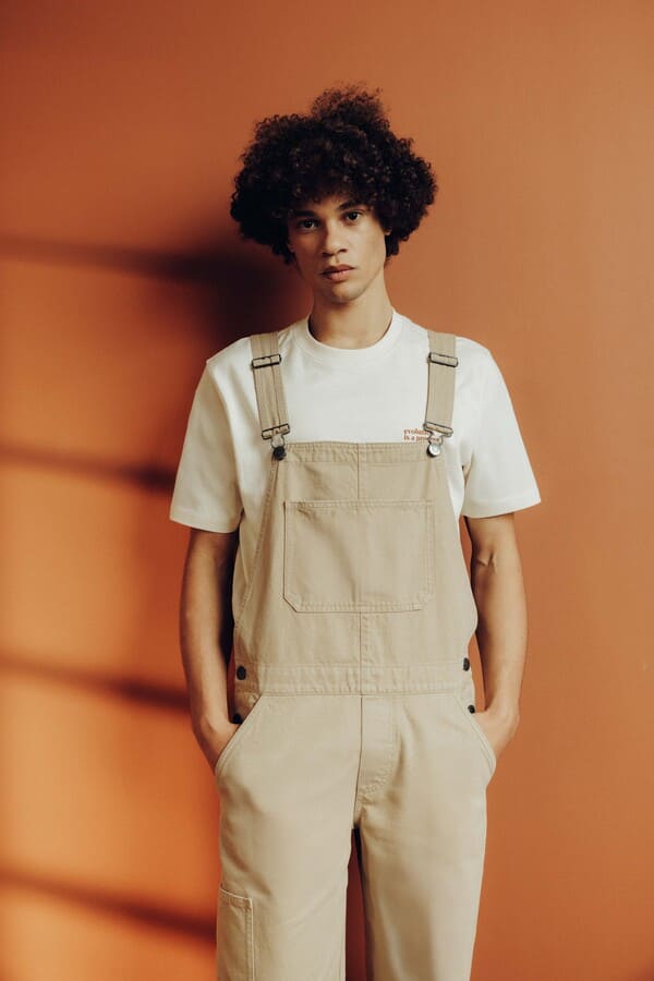 Look homme workwear avec t-shirt blanc et salopette beige