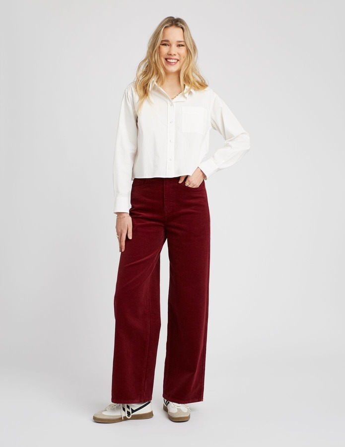 Look chic casual avec jean wide leg en velours côtelé bordeaux et chemise blanche croppée