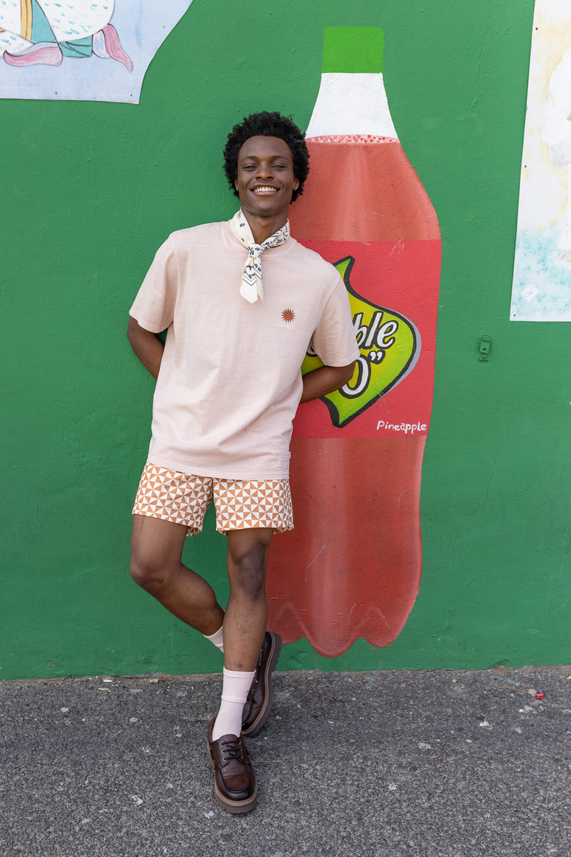 Tenue colorée et estivale avec t-shirt à motif et short imprimé