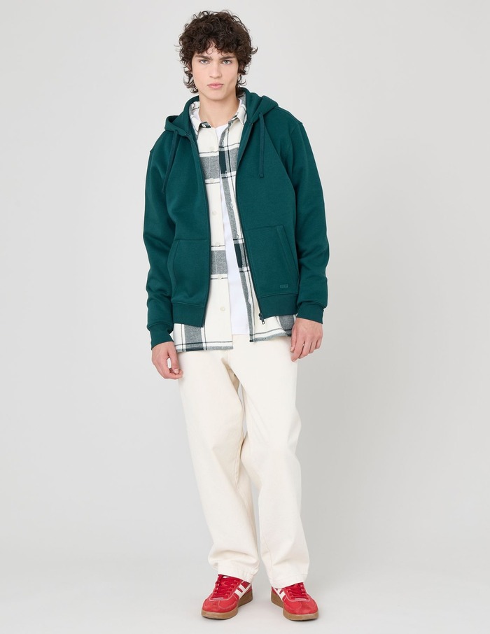 Ensemble coordonné homme sweat à capuche et short beige et vert avec chaussettes rayées