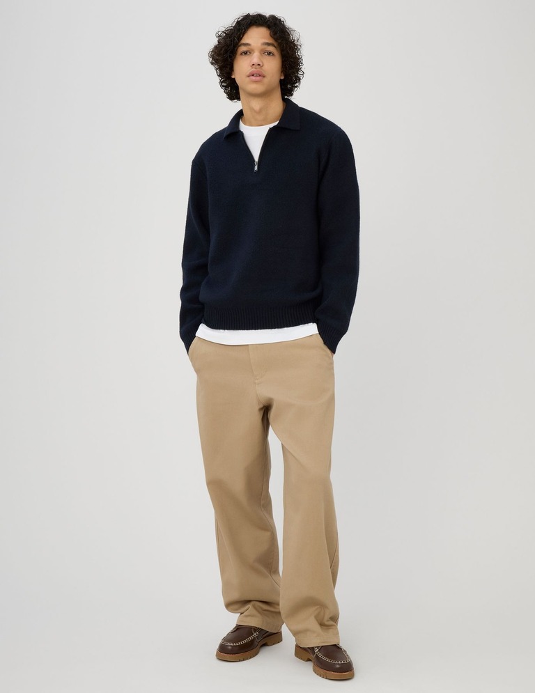 Silhouette en chino large beige avec pull à col camionneur et mocassins pour un style casual chic
