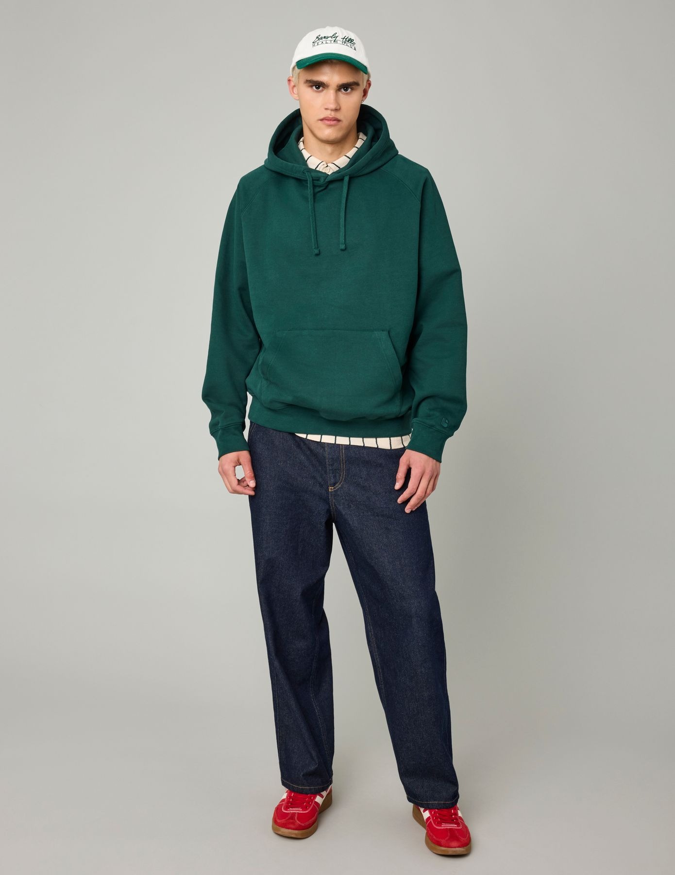 Look casual urbain avec hoodie vert sapin et baskets rouges