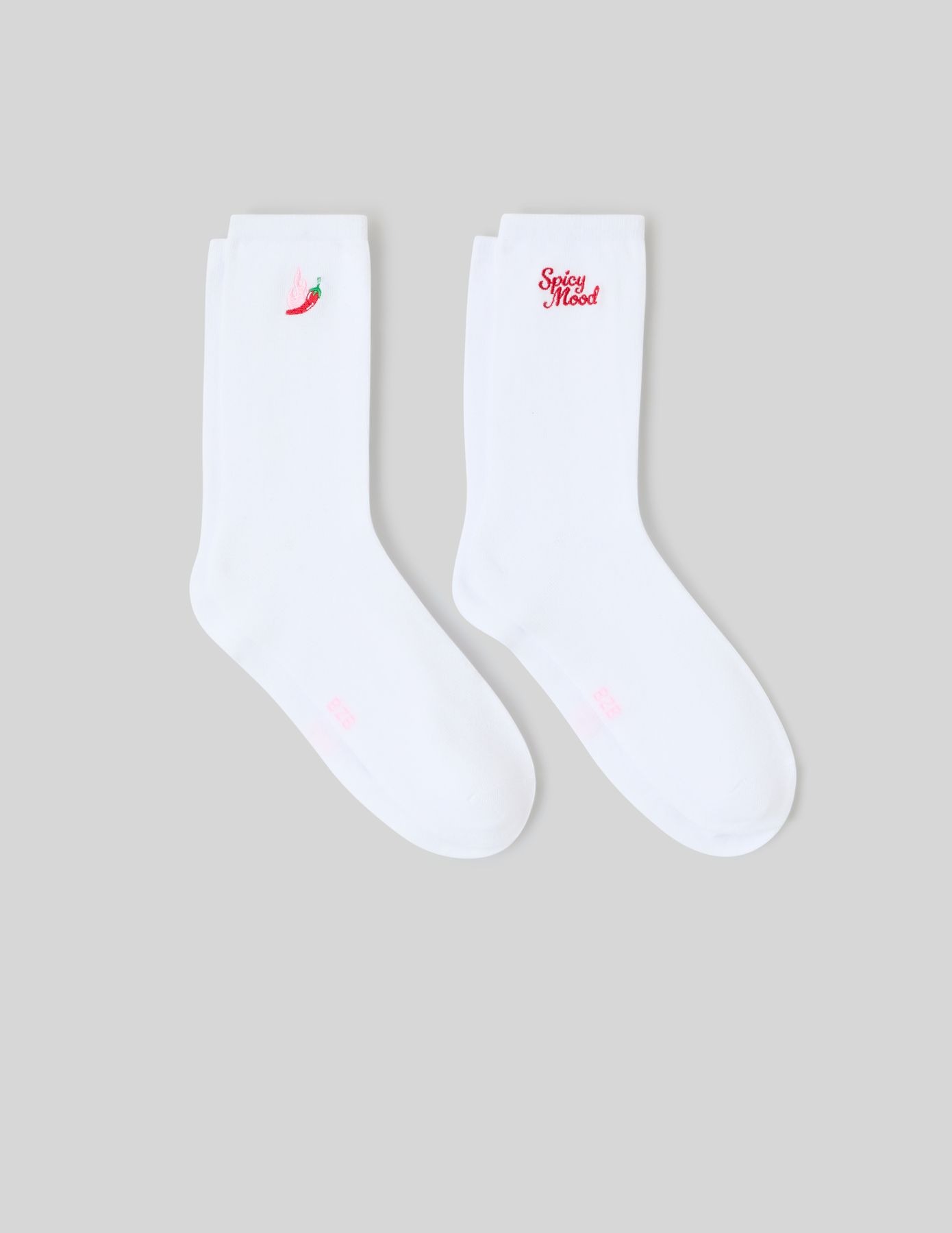Chaussettes blanches avec motifs fun et inscription Spicy Mood avec piments