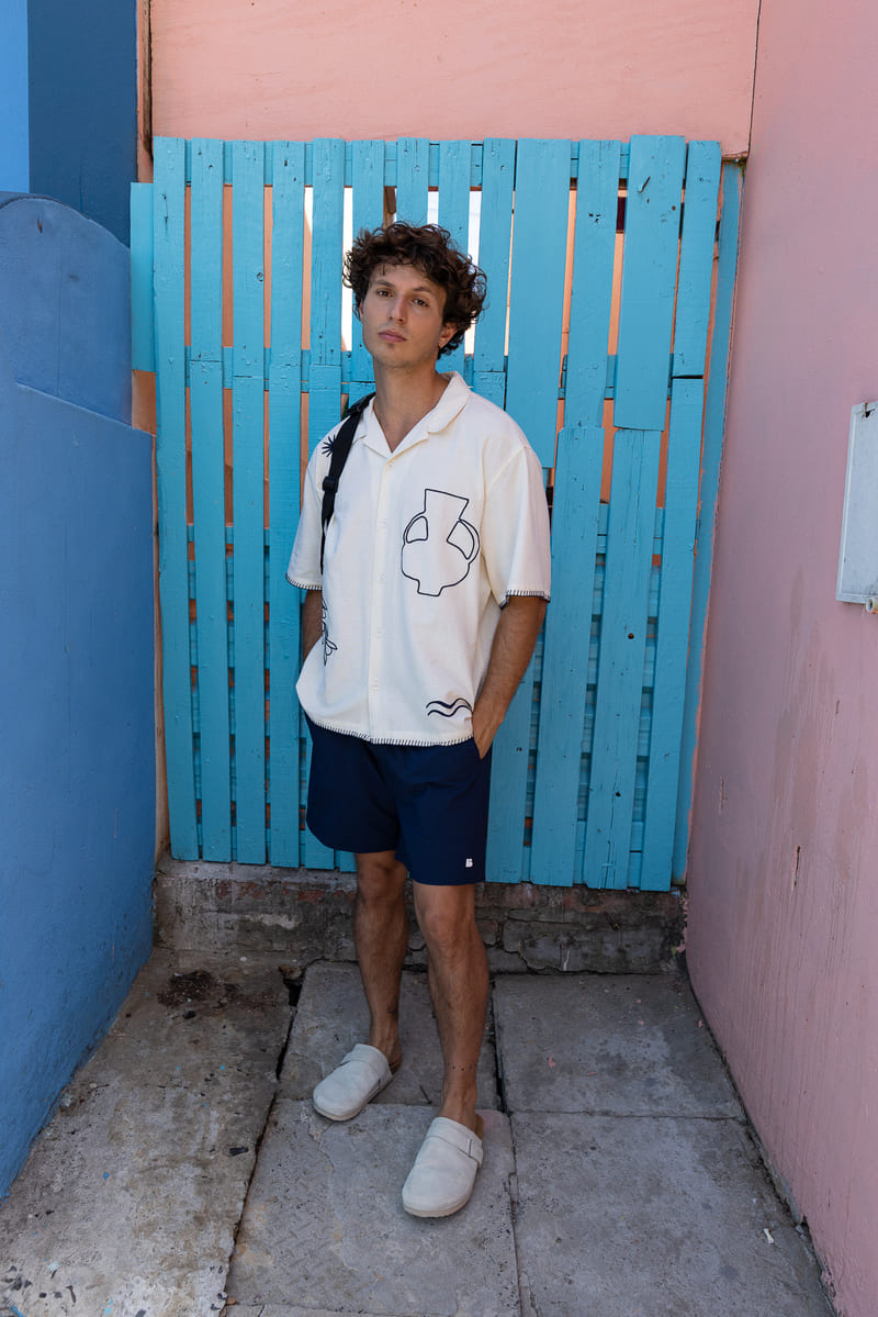 Look vacation décontracté avec chemise à motifs et short marine