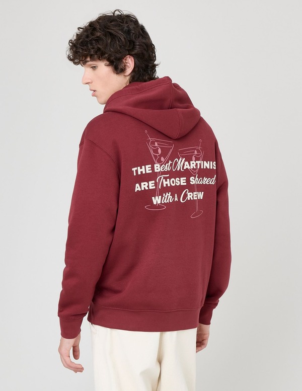Hoodie bordeaux à slogan graphique dans le dos associé à un pantalon large écru crème