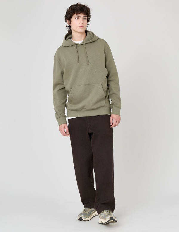 Hoodie oversize vert kaki associé à un pantalon large marron chocolat et sneakers chunky aux teintes assorties