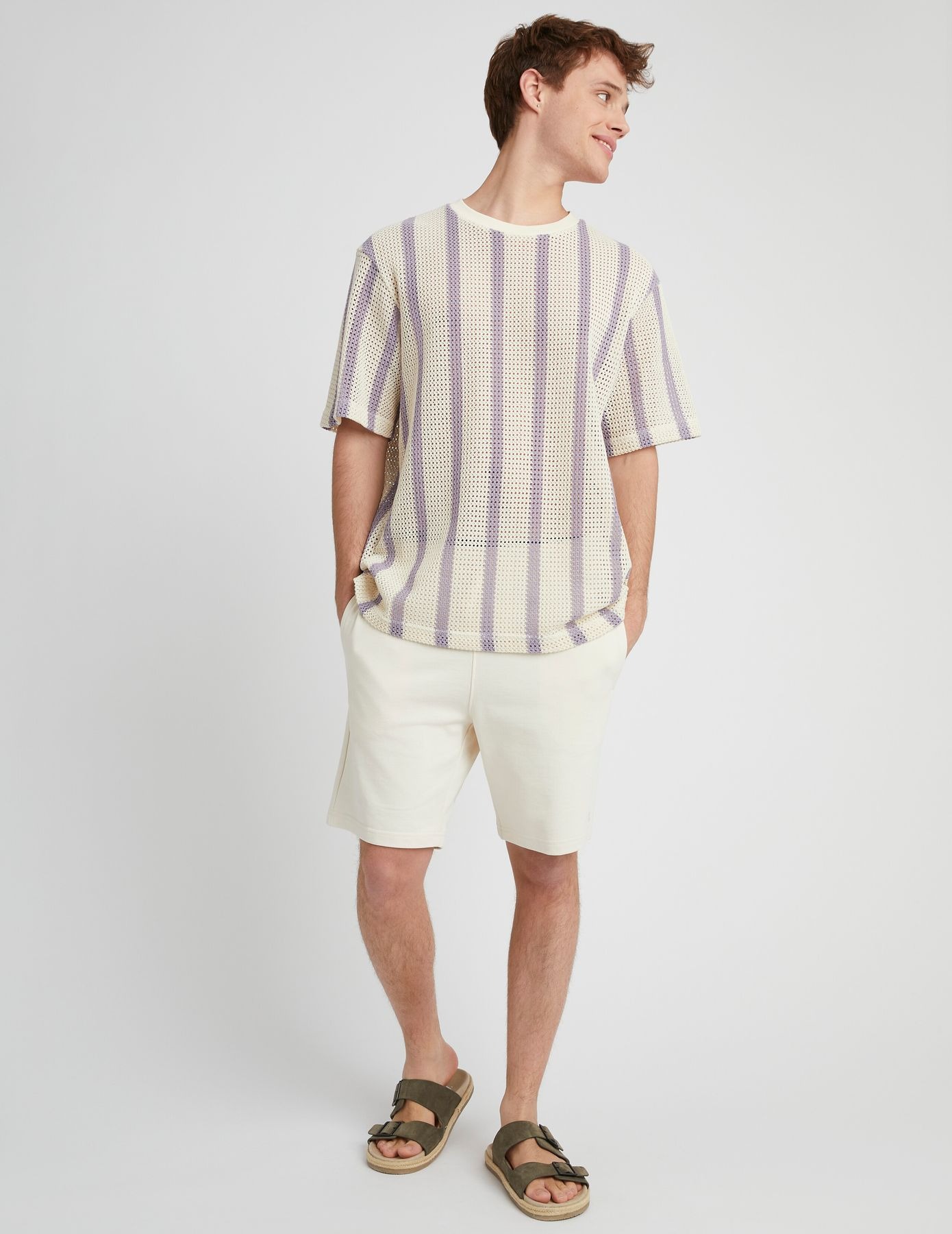 Look casual d'été avec t-shirt à rayures et short blanc