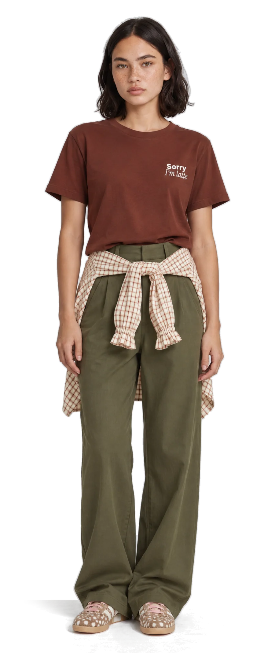 Look 2 : t-shirt rouille Sorry I’m latte, chemise nouée à la taille et pantalon kaki