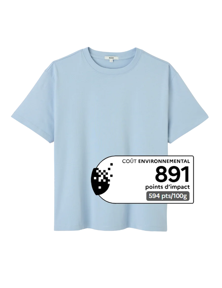 T-shirt bleu ciel BZB avec son étiquette coût environnemental : 891 points d’impact, 594 pts/100 g