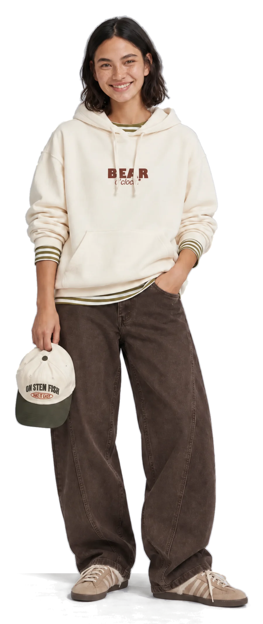 Look 7 : sweat à capuche écru Bear o’clock, pantalon large marron et casquette brodée à la main