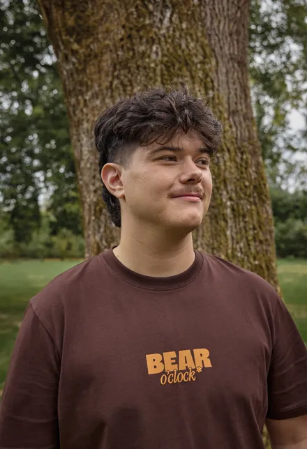Portrait de Jérémie devant un arbre, en t-shirt Bear o’clock chocolat