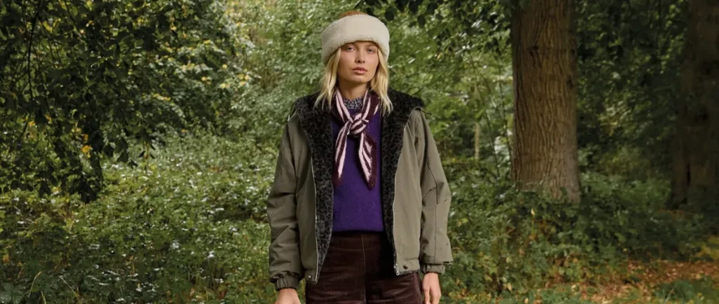 Nouvelle collection femme BZB : blouson kaki et pull violet en forêt