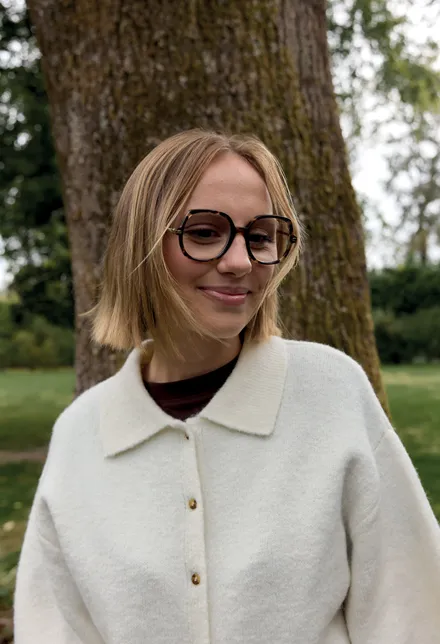 Portrait d’Emeline à lunettes, en veste en maille écrue