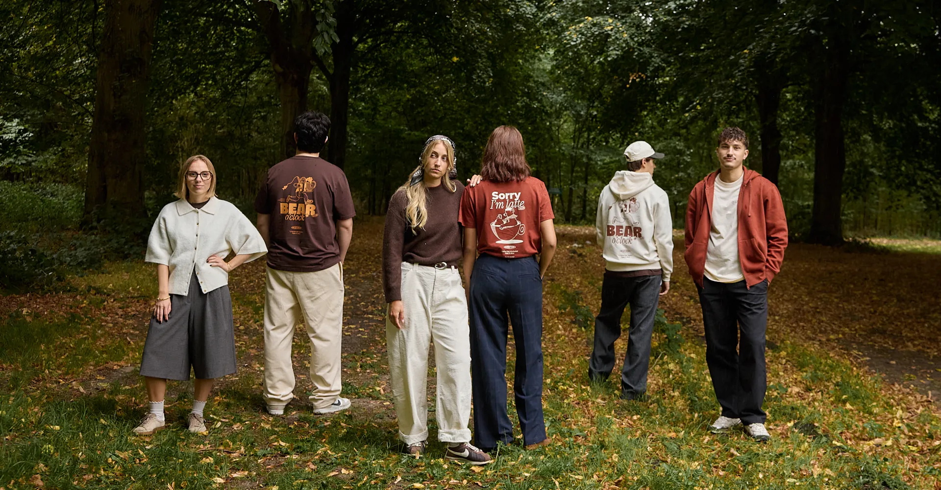 Les six gagnants du casting BZB réunis dans une allée de forêt, en pièces de la collection Casting