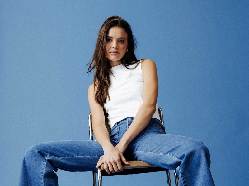 6 idées de looks femme casual chic avec un t-shirt blanc