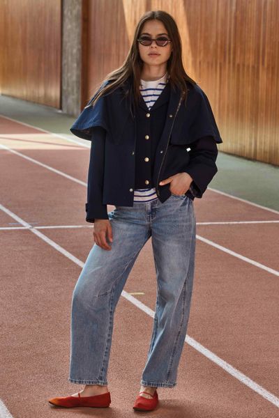 Ensemble "Jean, T-shirt ray&eacute; & Veste cape"