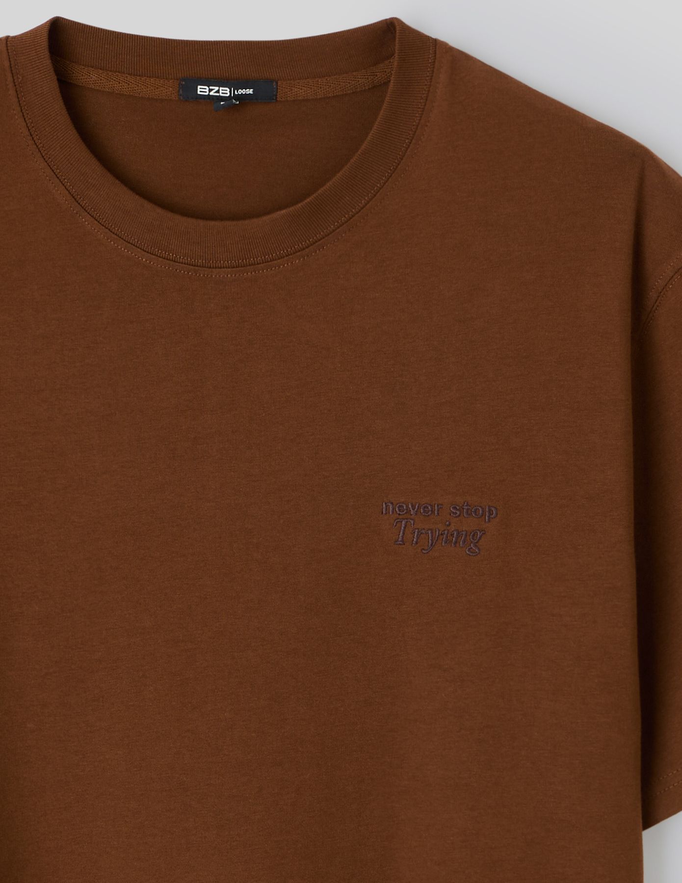 T-shirt broderie poitrine