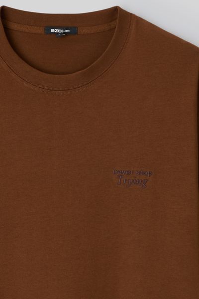 T-shirt broderie poitrine