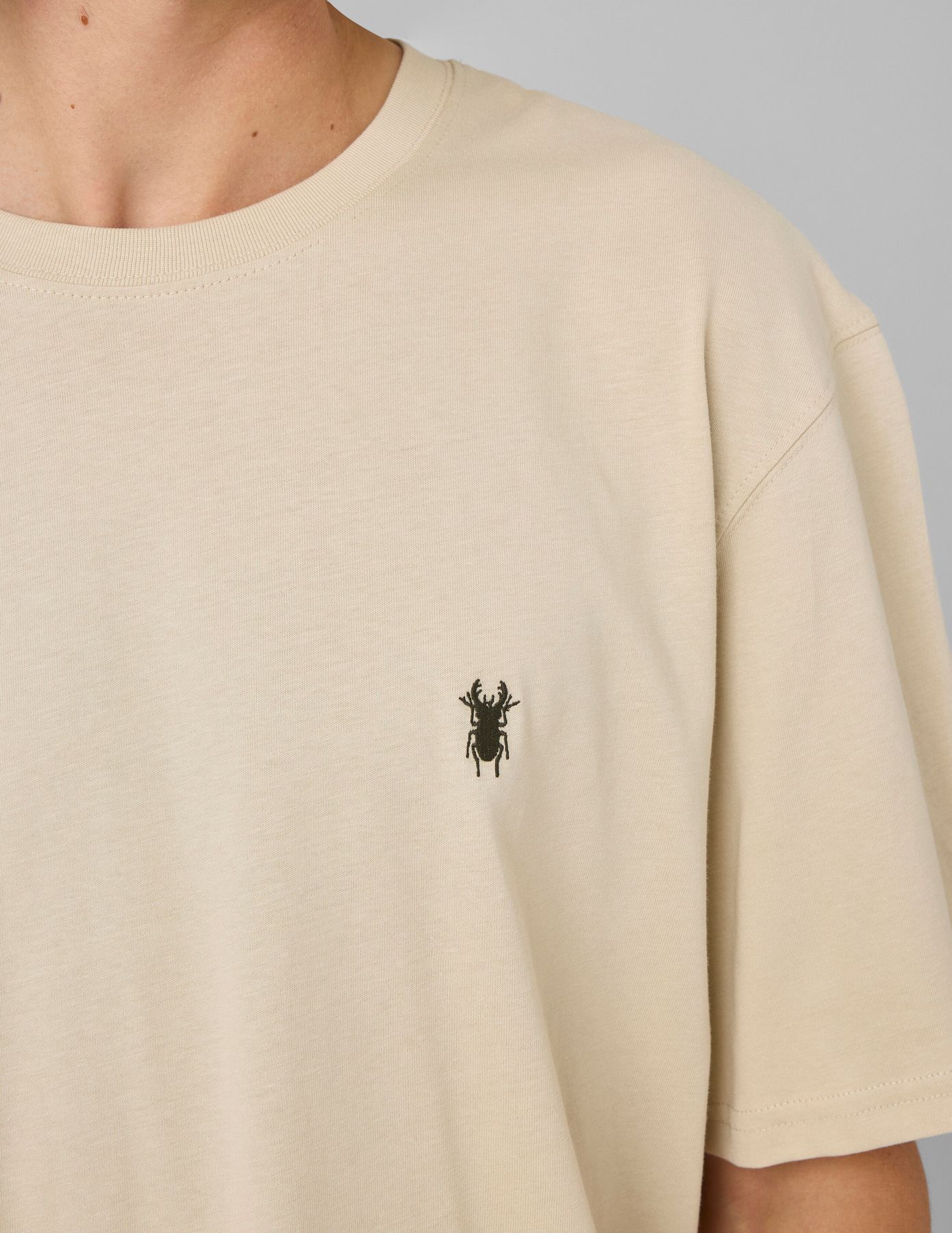 T-shirt broderie poitrine