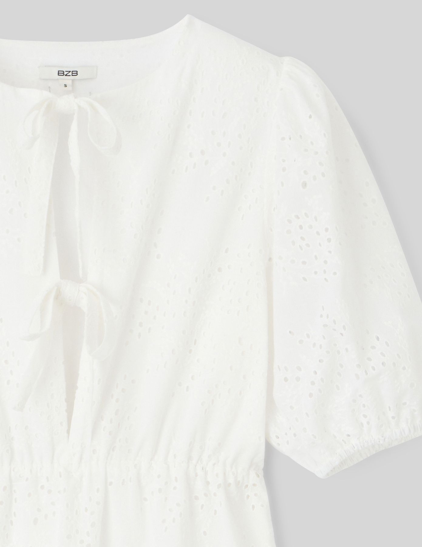 Robe courte en broderie anglaise