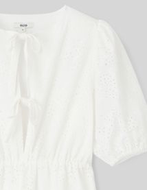 Robe courte en broderie anglaise