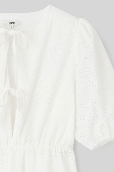 Robe courte en broderie anglaise