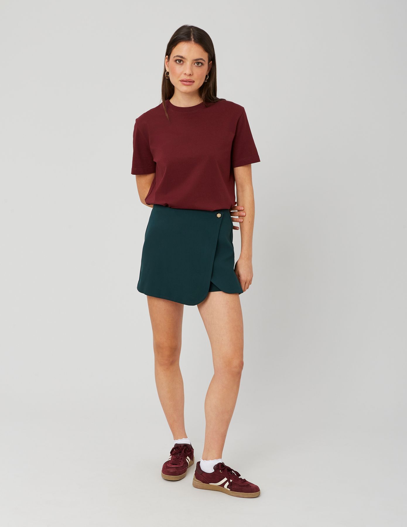 Jupe short portefeuille avec bouton doré