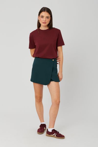 Jupe short portefeuille avec bouton doré