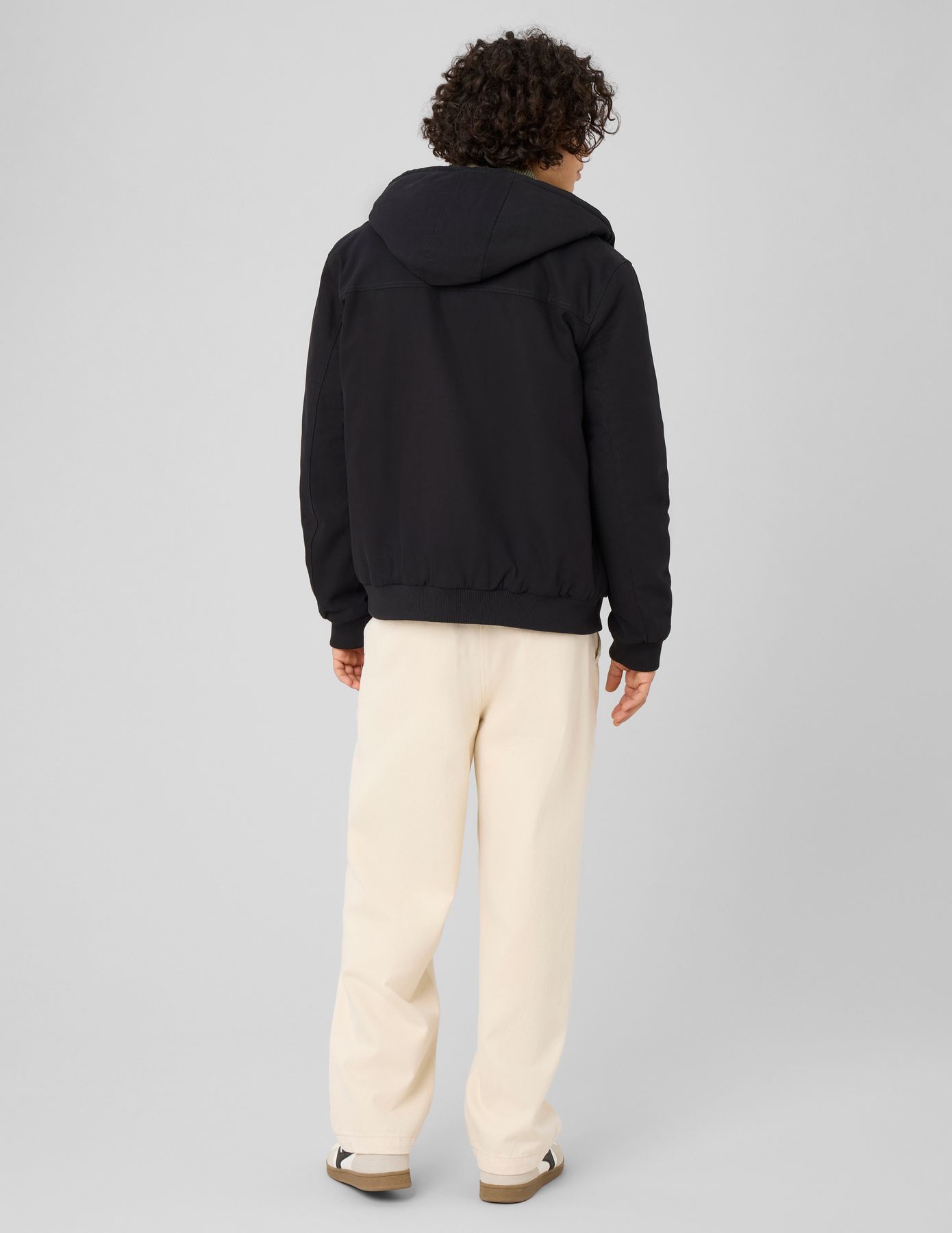 Blouson &agrave; capuche zipp&eacute;