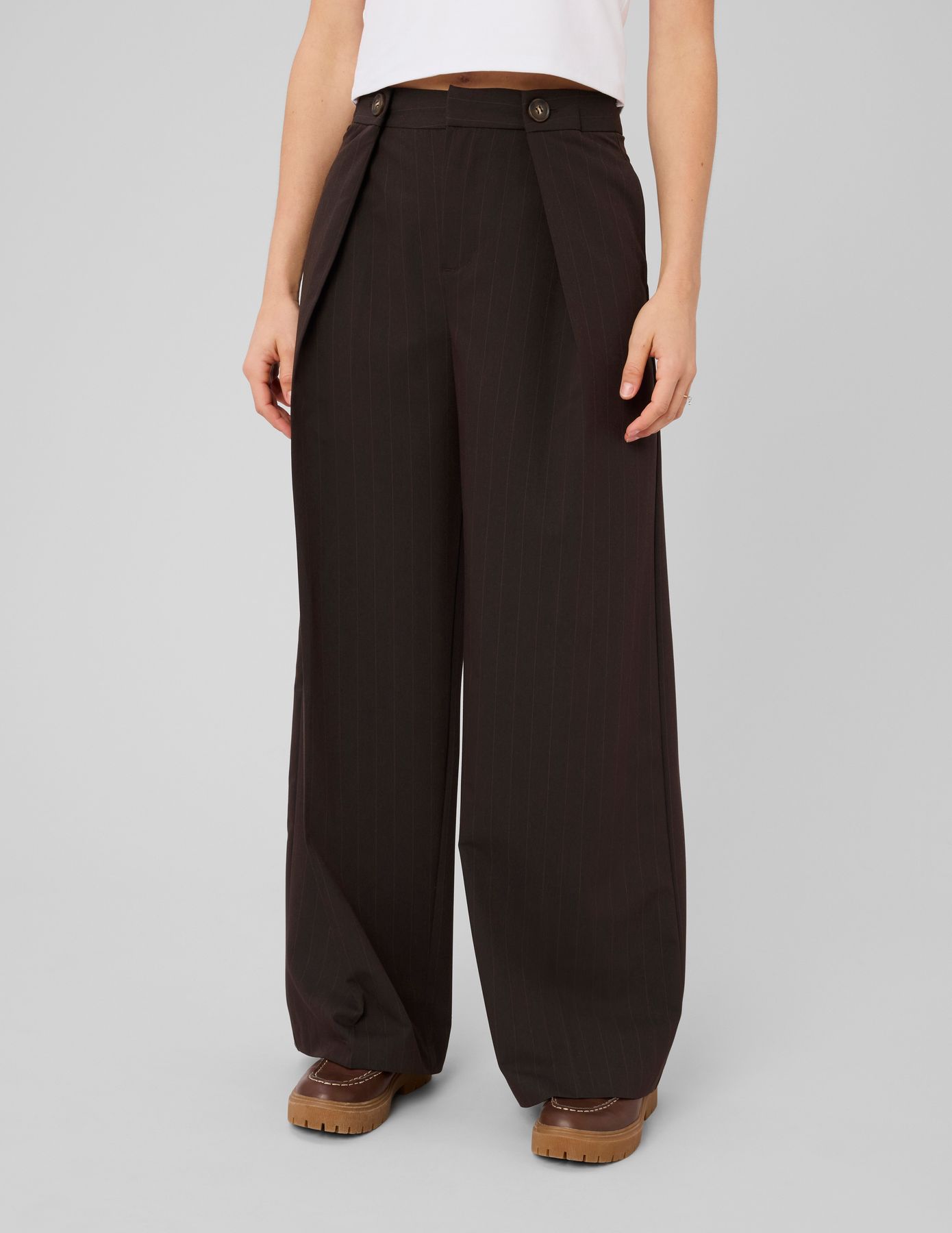 Pantalon ray&eacute; &agrave; pince