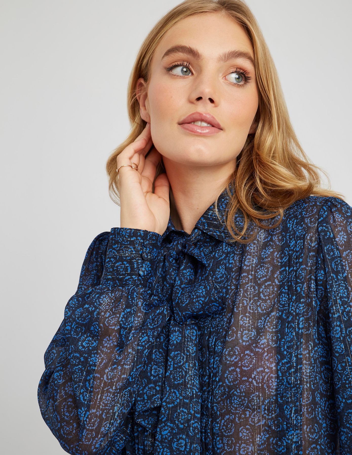 Chemise col lavali&egrave;re