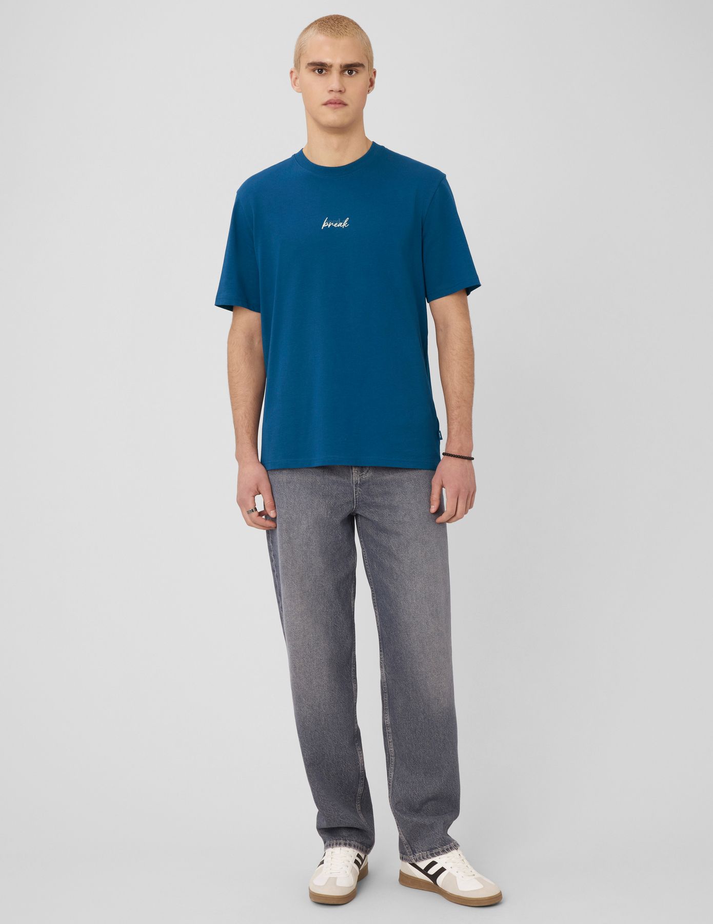 T-shirt broderie poitrine