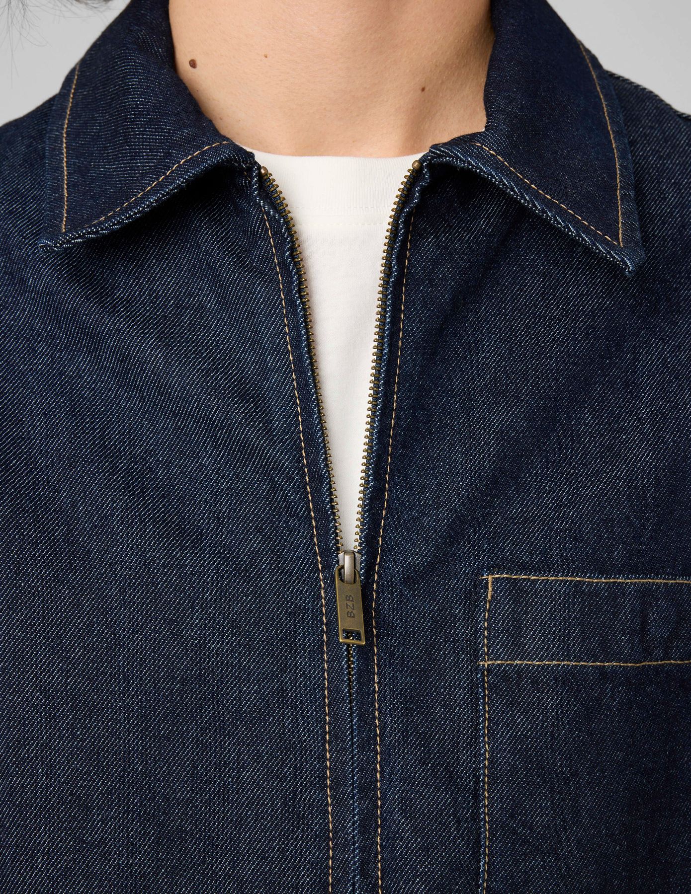 Veste en denim zipp&eacute;e