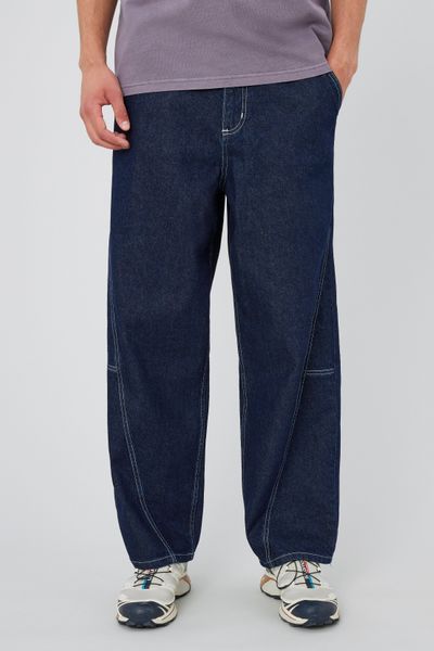 Jean skater &agrave; d&eacute;coupes