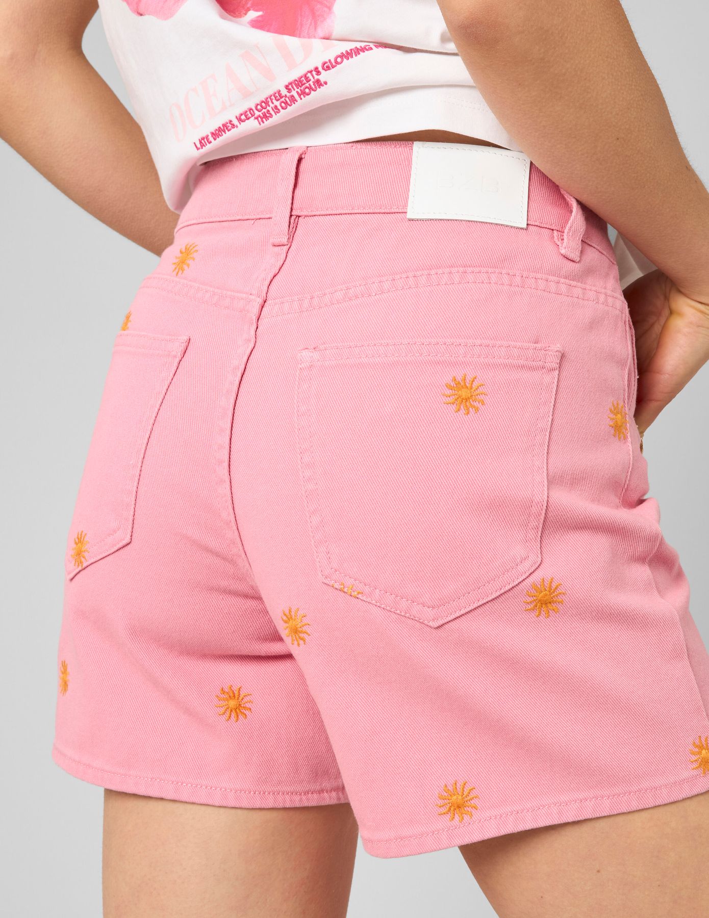 Short denim brod&eacute;