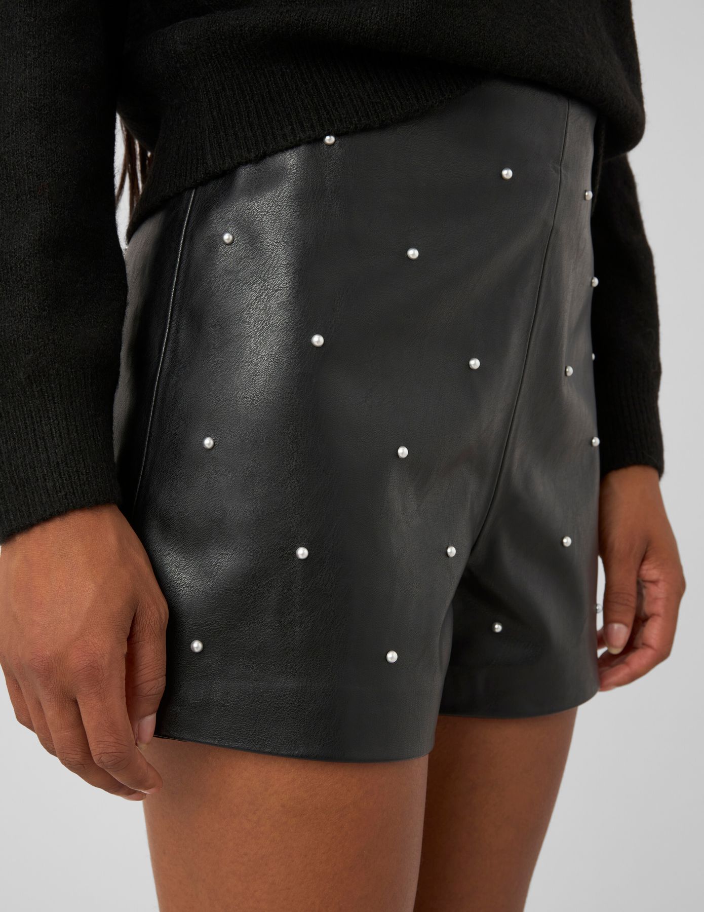 Short en tissu enduit avec perles