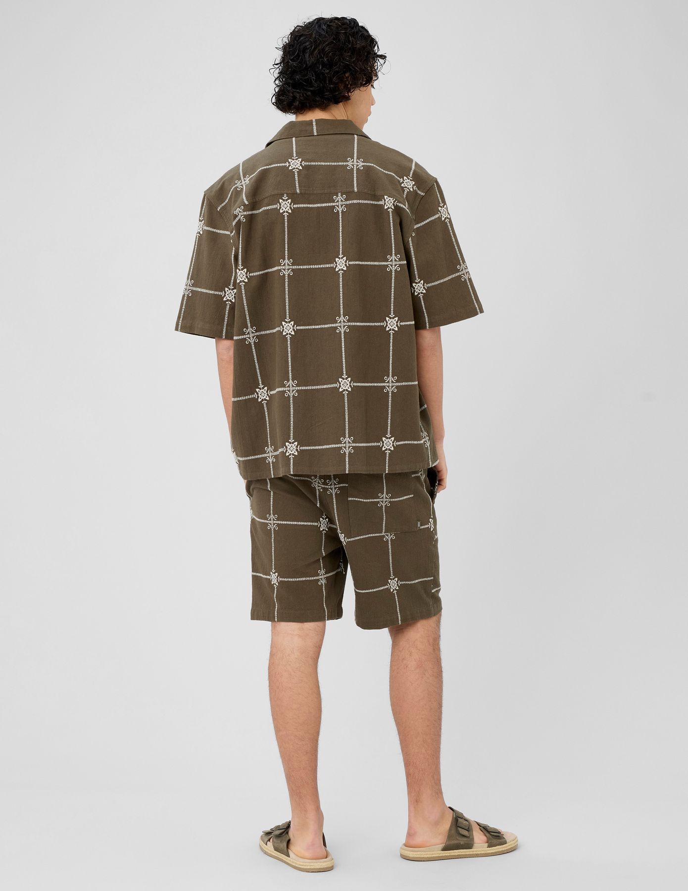 Chemise manches courtes brod&eacute;e