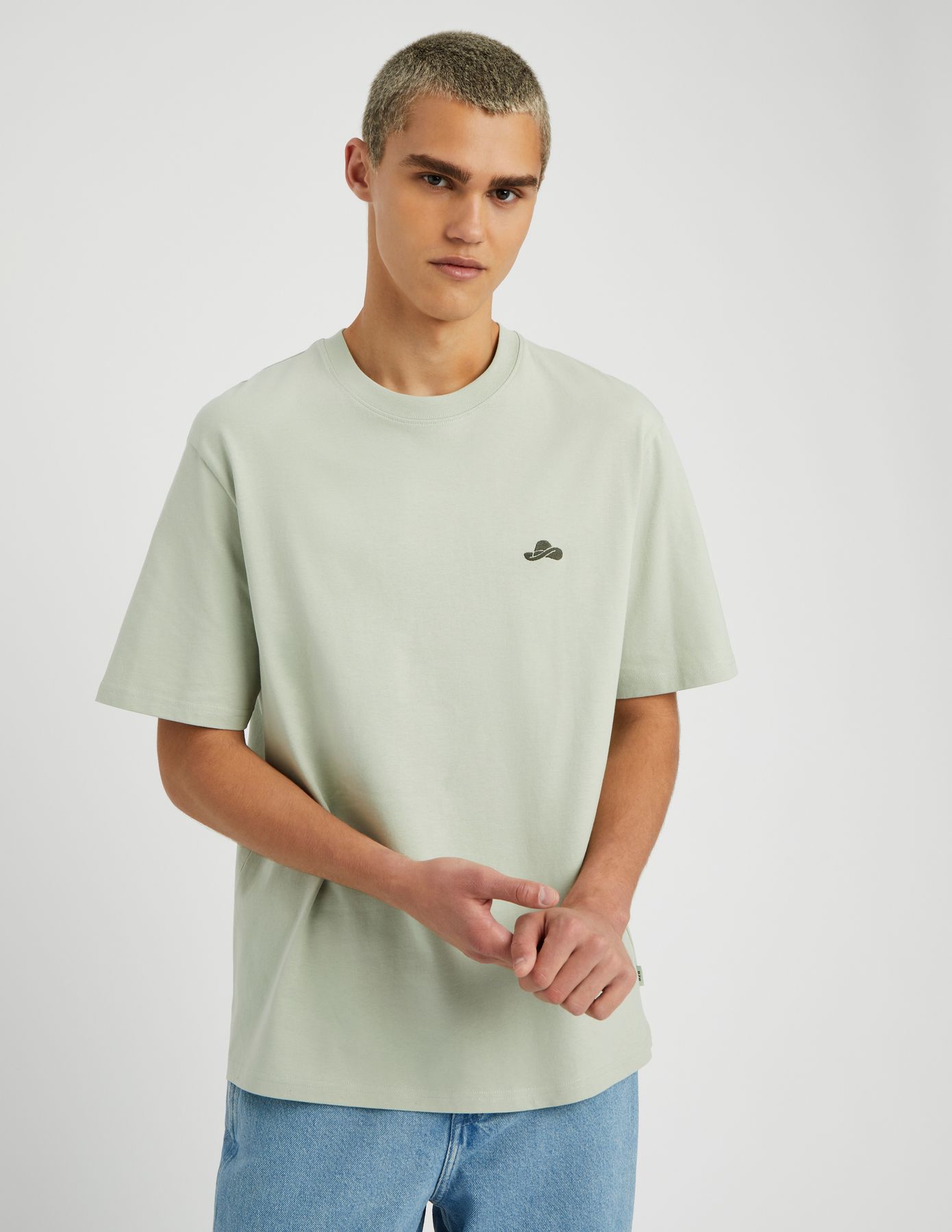 T-shirt broderie poitrine