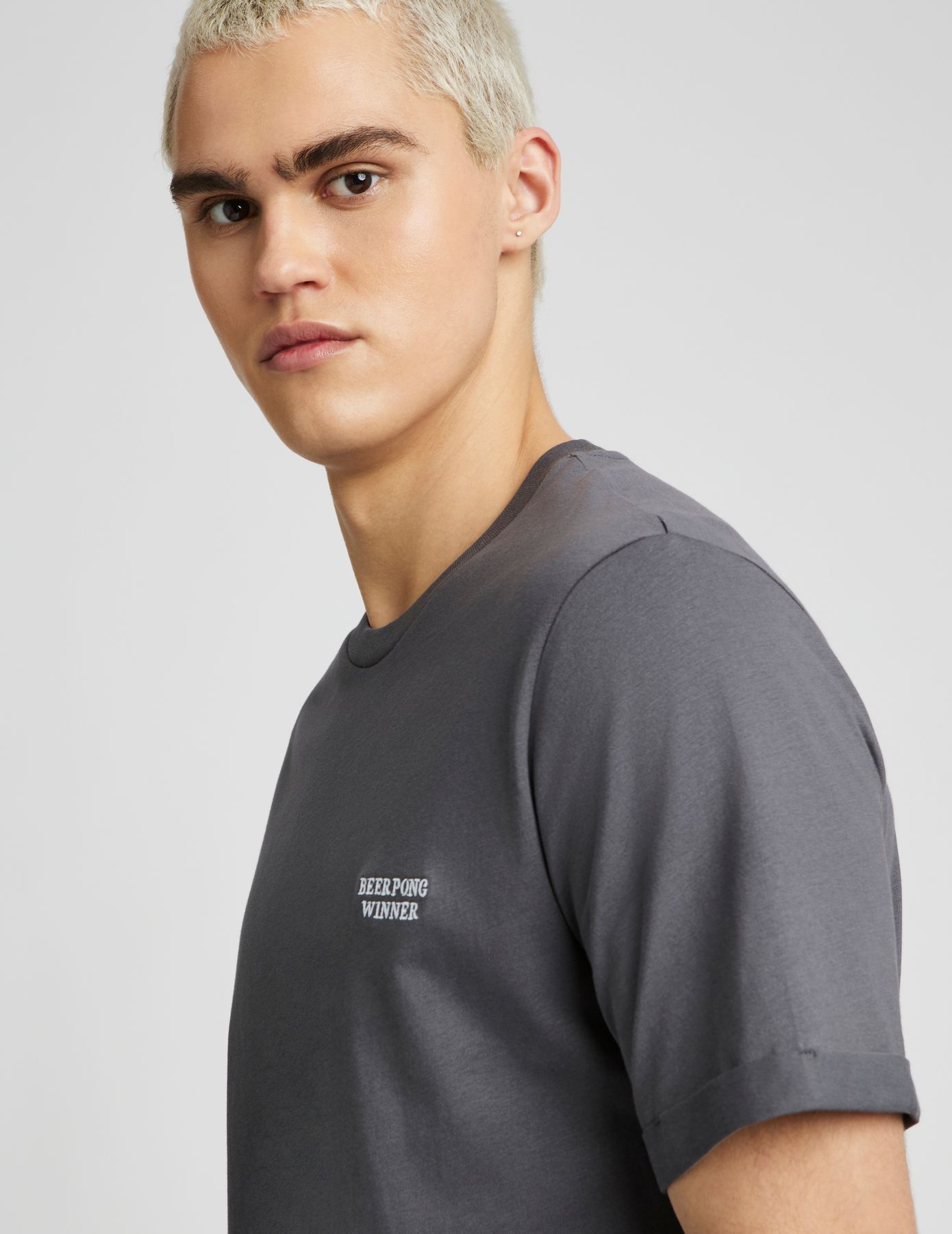 T-shirt broderie poitrine