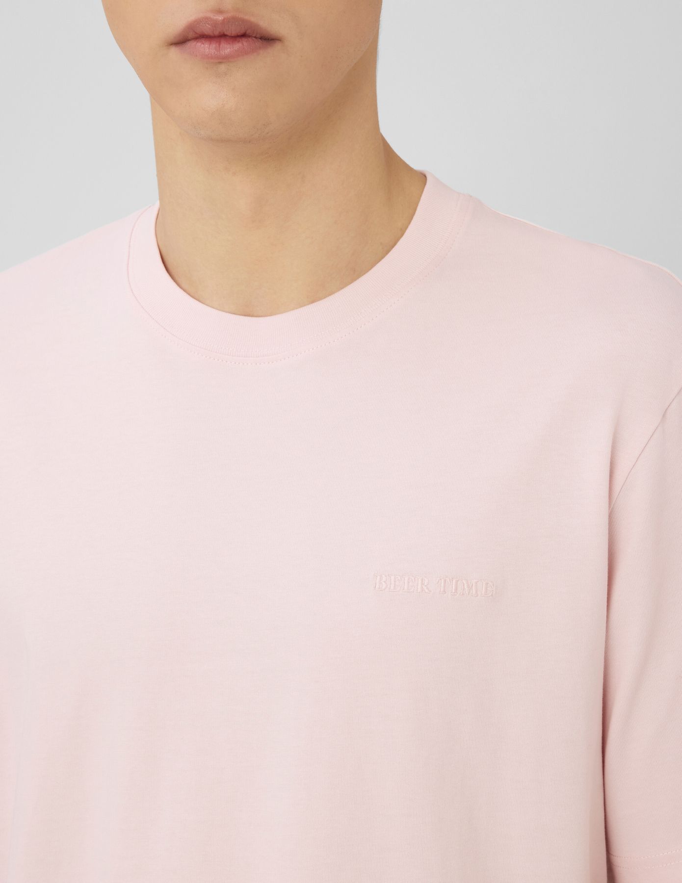 T-shirt broderie poitrine