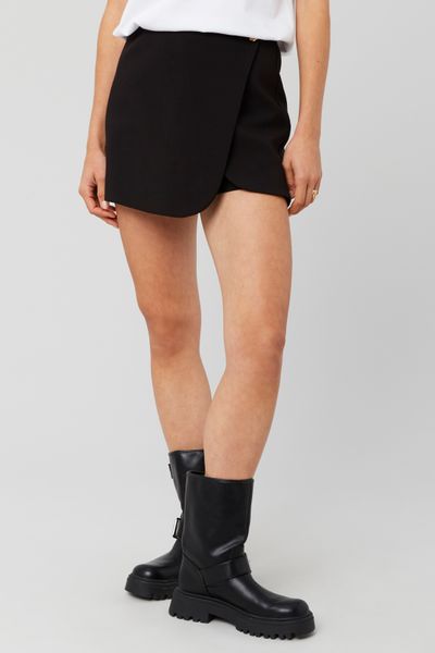 Jupe short portefeuille avec bouton doré