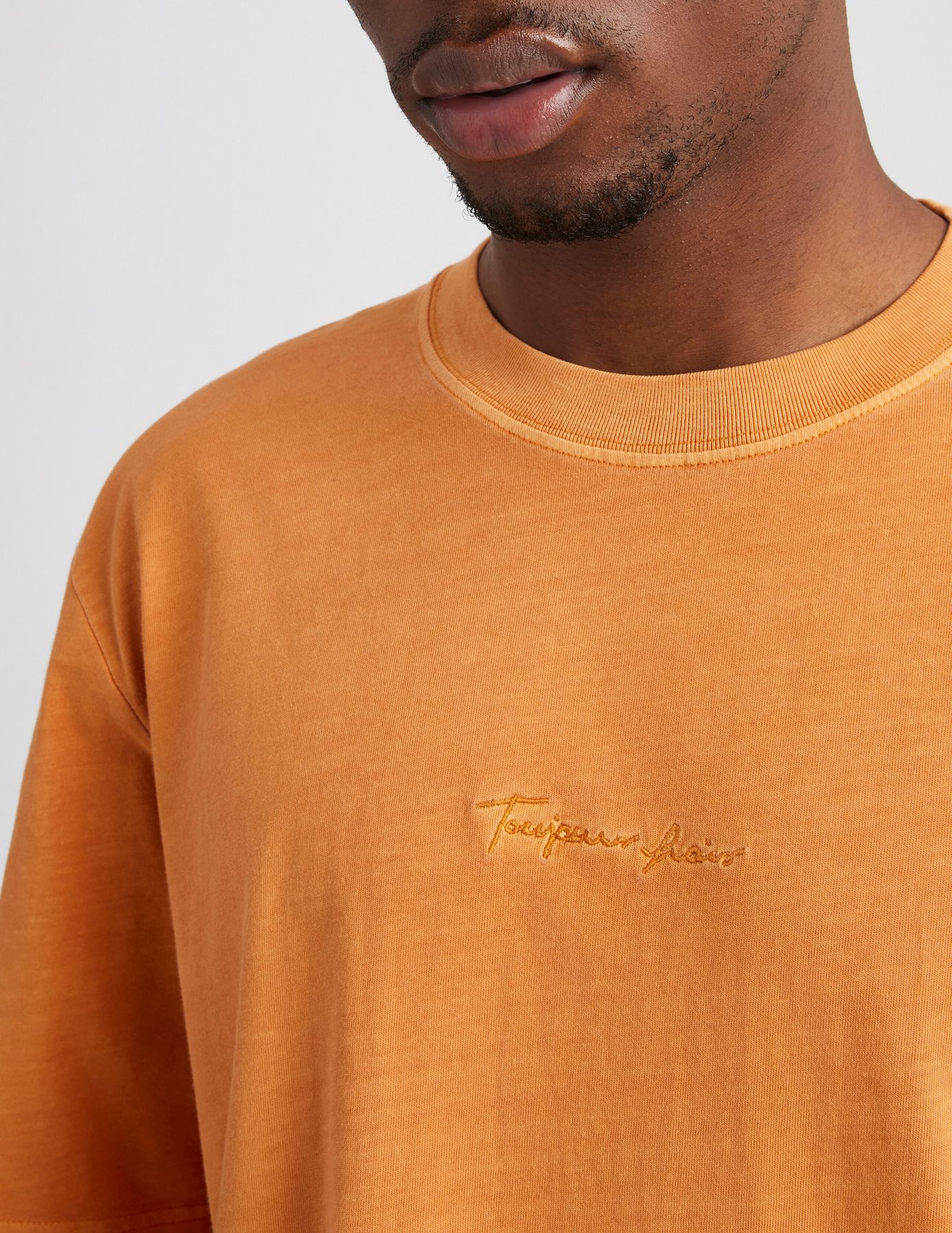 T-shirt message teint en pi&egrave;ce