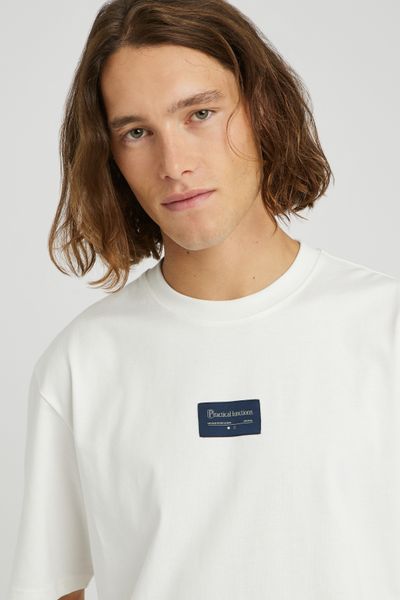 T-shirt &eacute;tiquette centr&eacute;e