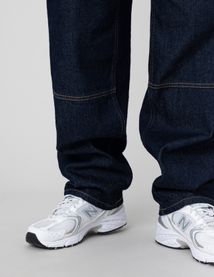 Jean loose &agrave; d&eacute;coupes