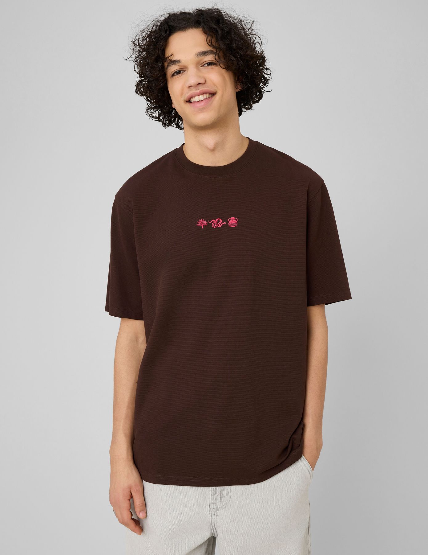 T-shirt broderie poitrine