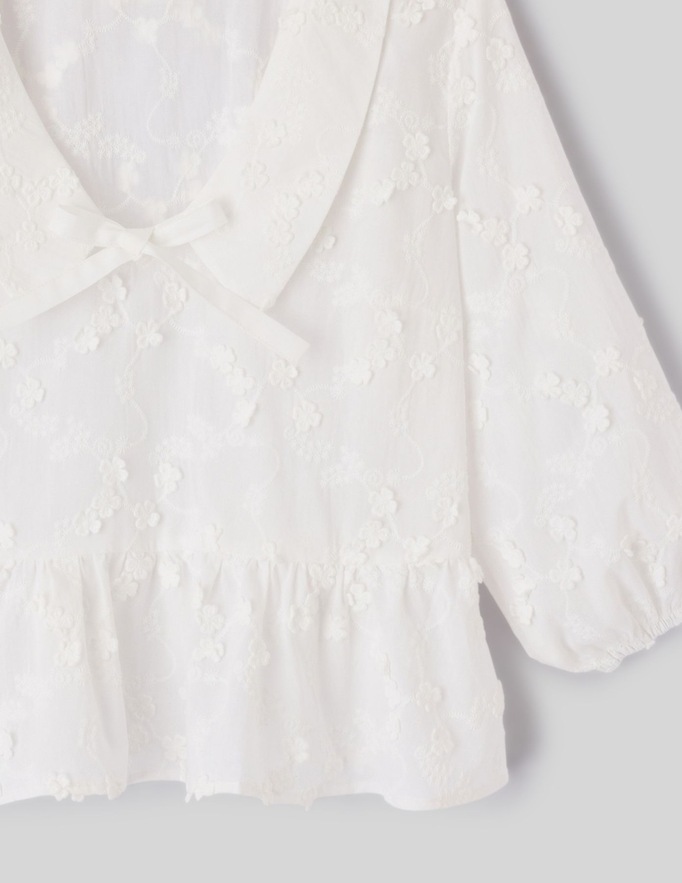 Blouse &agrave; nouer en broderies 3D