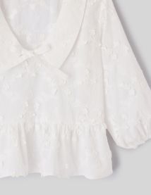 Blouse &agrave; nouer en broderies 3D