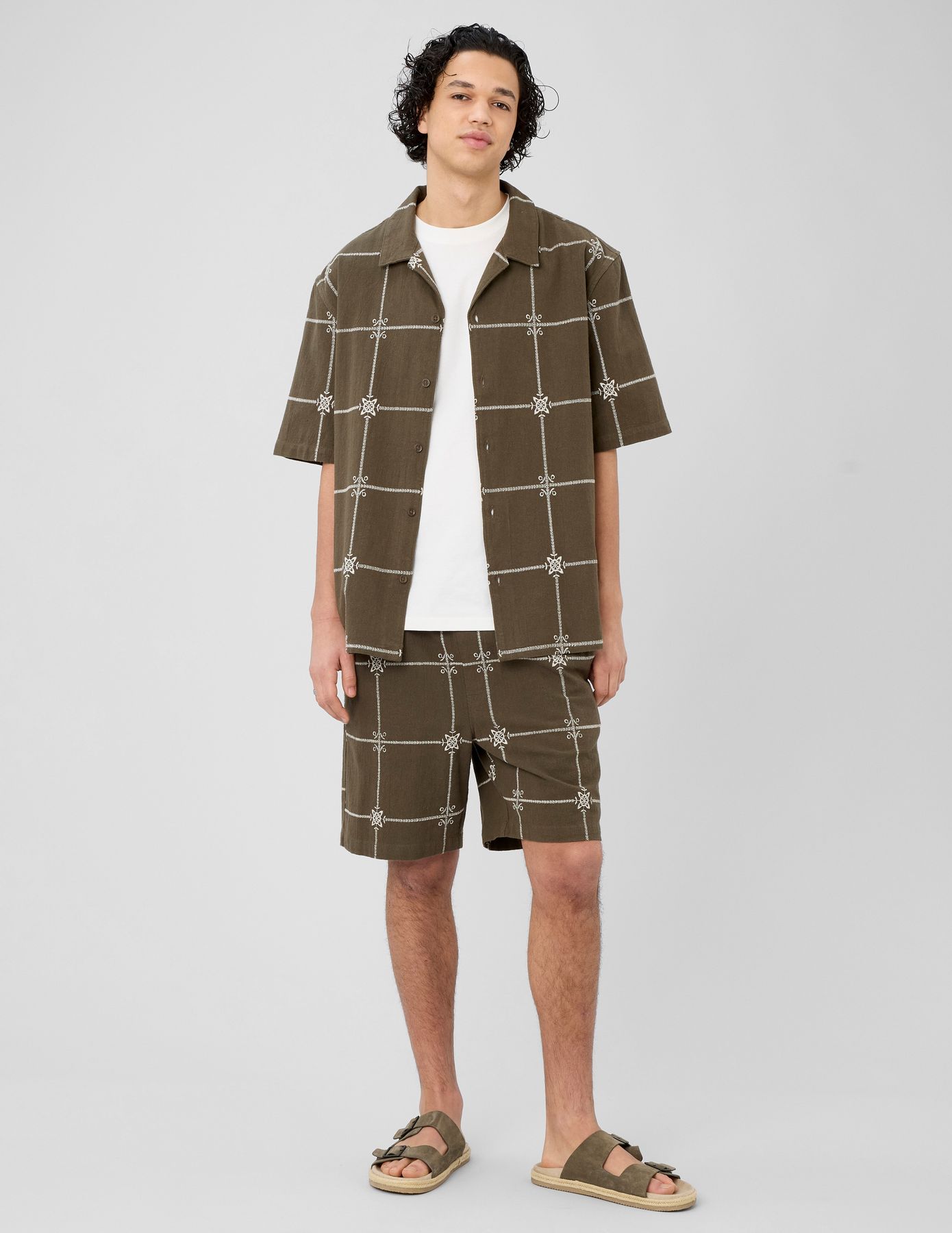 Chemise manches courtes brod&eacute;e