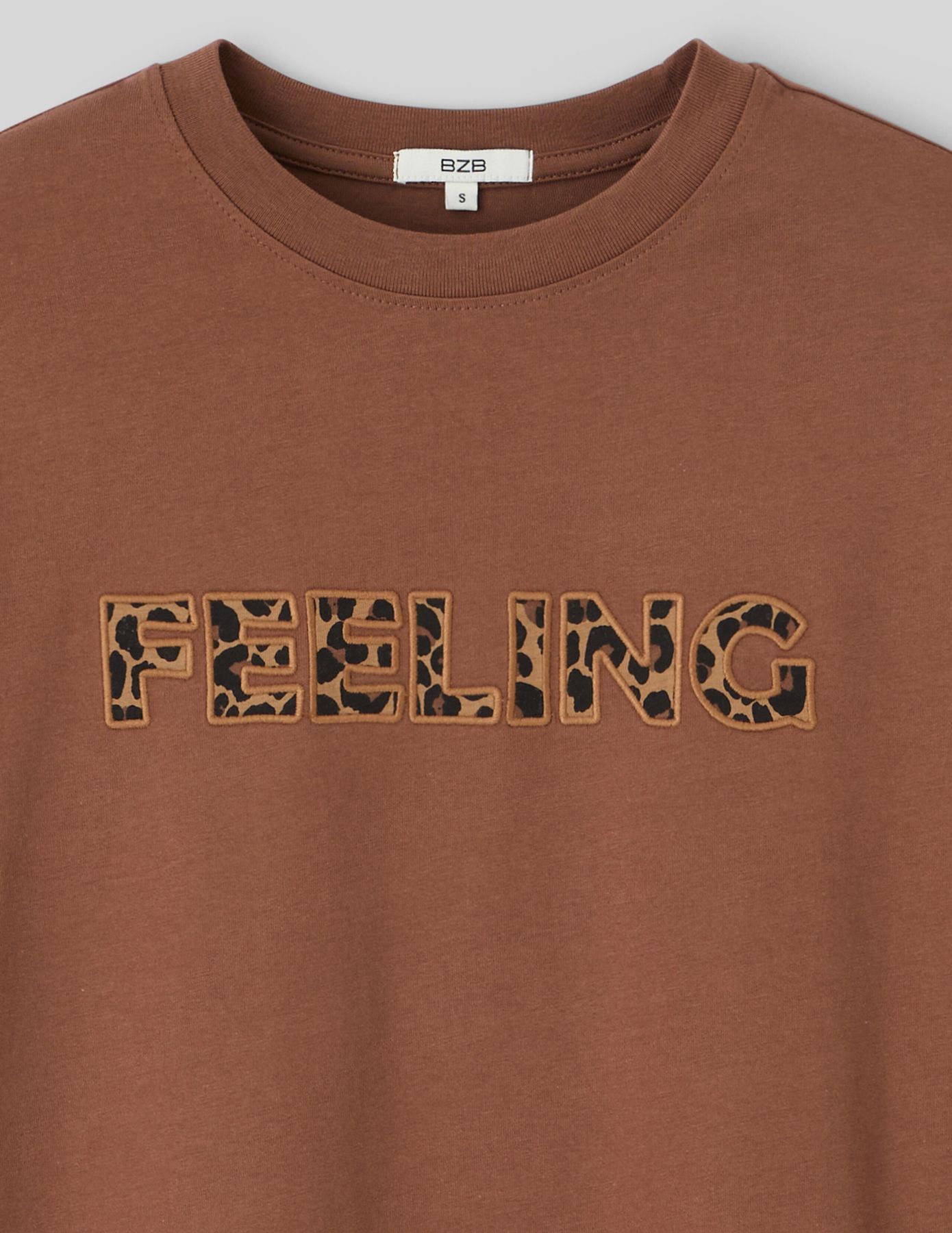 T-shirt broderie poitrine léopard