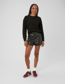 Short en tissu enduit avec perles